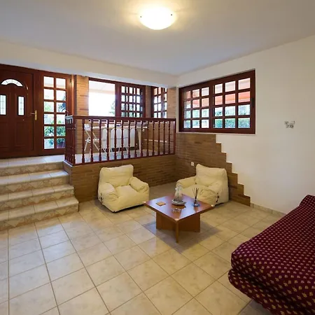 فيلة Anastasia Zíria